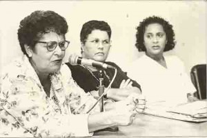 Dia Latino Americano contra a violência contra a mulher, em 25/nov/98, no SEEC/PE. D/E – Maria José Félix – diretora da secretaria da mulher/ SEE/PE; Cristina figueiredo – presquisadora e professora da UFPE; Gercina Francisca da Silva – coordenadora do movimento Viva Mônica, vítima do Cabo Callou; Ana Lins – coordenadora da CUT/PE. Imagem fotos: Ivaldo Bezerra.