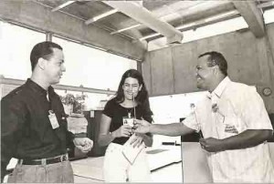 Ato nas agências bancárias ref. Campanha Salarial /98 – CHEGA DE CORTES. 17/09/98 Sivaldo – diretor do SEEC/PE, entrega flores sempre-viva. Ag. CEF- Guararapes. Imagem fotos - Alexandre