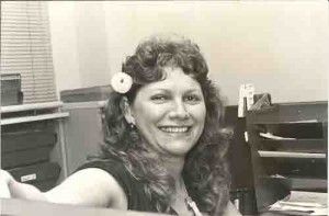 Ato nas agências bancárias ref. Campanha Salarial /98 – CHEGA DE CORTES. 17/09/98 bancária recebe flores sempre-viva. Ag. CEF- Ag. Guararapes.