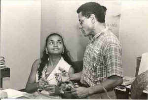 Ato nas agências bancárias ref. Campanha Salarial /98 – CHEGA DE CORTES.  17/09/98 José Francisco (Chico) – diretor do SEEC/PE. bancária recebe flores sempre-viva. Ag. BB – Dantas Barreto. Imagem fotos: Alexandre