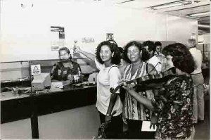 Dia das Mães maio/98 Maria José Felix e Suzineide, Sec. da Mulher; e Aglaia (violino) imagem fotos