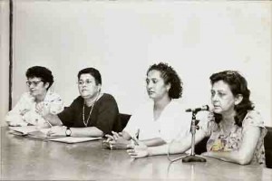 Semana da Mulher – Debate sobre violência na mesa, sentido horário: Gercina Francisca, mãe de Mônica; Cristina Figueiredo, pesquisadora/ UFPE; Maria José Felix, sec. da Mulher no Sindicatos e … Ivaldo Bezerra/ Imagem março/ 98