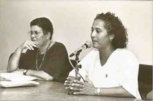 Dia Latino Americano contra a violência contra a mulher, em 25/nov/98, no SEEC/PE. D/E – Maria José Félix – diretora da secretaria da mulher/ SEE/PE; Cristina Figueiredo – pesquisadora e professora de ciências políticas e sociologia jurídica da UFPE. Imagem fotos: Ivaldo Bezerra.