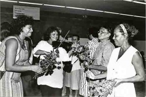 Banco do Brasil da Caxangá – Distribuição de Flores em comemoração ao Dia Internacional da Mulher – 08/03 05.03.98 – Imagem fotos