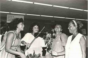 Banco do Brasil da Caxangá – Distribuição de Flores em comemoração ao Dia Internacional da Mulher – 08/03 05.03.98 – Imagem fotos