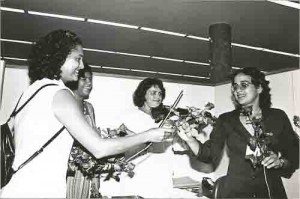 Banco do Brasil da Caxangá – Distribuição de Flores em comemoração ao Dia Internacional da Mulher – 08/03 05.03.98 – Imagem fotos