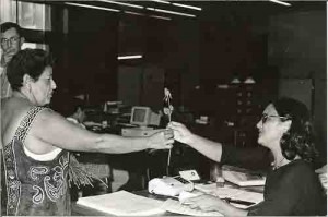 Banco do Brasil da Caxangá – Distribuição de Flores em comemoração ao Dia Internacional da Mulher – 08/03 05.03.98 – Imagem fotos