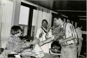 Banco do Brasil da Caxangá – Distribuição de Flores em comemoração ao Dia Internacional da Mulher – 08/03 05.03.98 – Imagem fotos