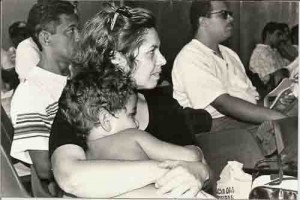 Bancárias trazem filhos para a ag. Bandepe 24/03/98 – 2º dia de greve Alexandre Imagem fotos