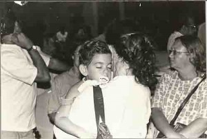 Bancárias trazem filhos para a ag. Bandepe 24/03/98 – 2º dia de greve Alexandre Imagem fotos