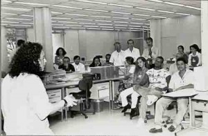 BB – CESEC Imbiribeira Jackeline Teixeira coordenadora regional do Dieese. Palestra sobre Globalização e desemprego julho/ 98 imagem fotos