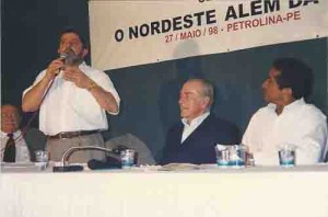 Seminário “O NE além da seca” CUT/PE Petrolina – 27 e 28/05/98 E/D: Miguel Arraes (PSB), Lula (PT), Brizola (PDT) e Vicentinho (presidente da CUT).