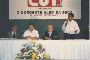 Seminário “O NE além da seca” CUT/PE Petrolina – 27 e 28/05/98 E/D: Miguel Arraes (PSB), Lula (PT), Brizola (PDT) e Vicentinho (presidente da CUT).