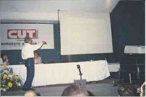 Seminário “O NE além da seca” CUT/PE Petrolina – 27 e 28/05/98 Everaldo Porto (sec. ad. DEPE) e Mônica Valente (executiva da CUT); Manoel Abílio (EMBRAPA), sentado.