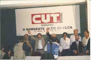 Seminário “O NE além da seca” CUT/PE Petrolina – 27 e 28/05/98 Mesa E/D: Miguel Arraes (PSB), gov. Pernambuco; Lula (PT) (candidato da frente esquerdas), Leonel Brizola (PDT), cand. à vice; Vicentinho (presidente da CUT), Eduardo Suplicy (senador PT/SP), Dilson Peixoto (PT- vereador Recife).