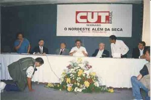 Seminário “O NE além da seca” CUT/PE Petrolina – 27 e 28/05/98 E/D: Amara Cunha (Ex. De formação da CUT), Dilson Peixoto (PT- vereador Recife), Miguel Arraes (PSB), Lula (PT), Brizola (PDT) e Vicentinho (presidente da CUT) e Djalma Paes (PSB).