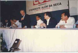 Seminário “O NE além da seca” CUT/PE Petrolina – 27 e 28/05/98 E/D: Dilson Peixoto (PT- vereador Recife), Lula (PT), Brizola (PDT) e Vicentinho (presidente da CUT), Djalma Paes (PSB) e Alany (PCdoB).