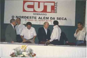 Seminário “O NE além da seca” CUT/PE Petrolina – 27 e 28/05/98 E/D: Miguel Arraes (PSB), Eduardo Suplicy (PT), Lula (PT), Brizola (PDT) e Vicentinho (presidente da CUT) e Alany (PCdoB).
