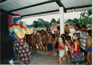 Reabertura Clube de Campo Sindicato do Bancários
Brincando de Circo – Festa das Crianças - Palhaço Tampinha e a meninada– 11/10/1998(Foto: Ivaldo Bezerra/Lumen)